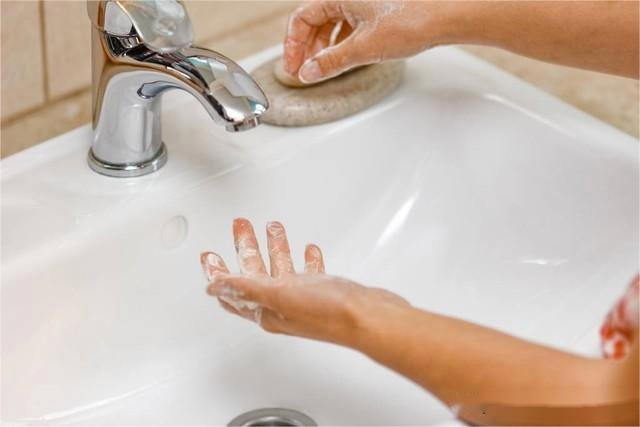 How to keep hands and fingers clean